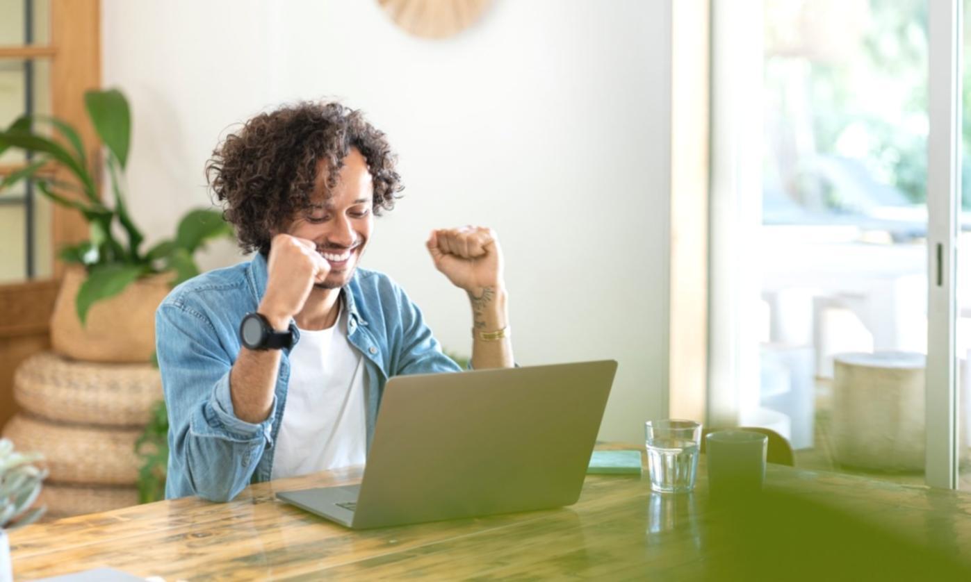 Collaboration stratégique entre experts en stratégie de contenu SEO lors d'un séminaire professionnel