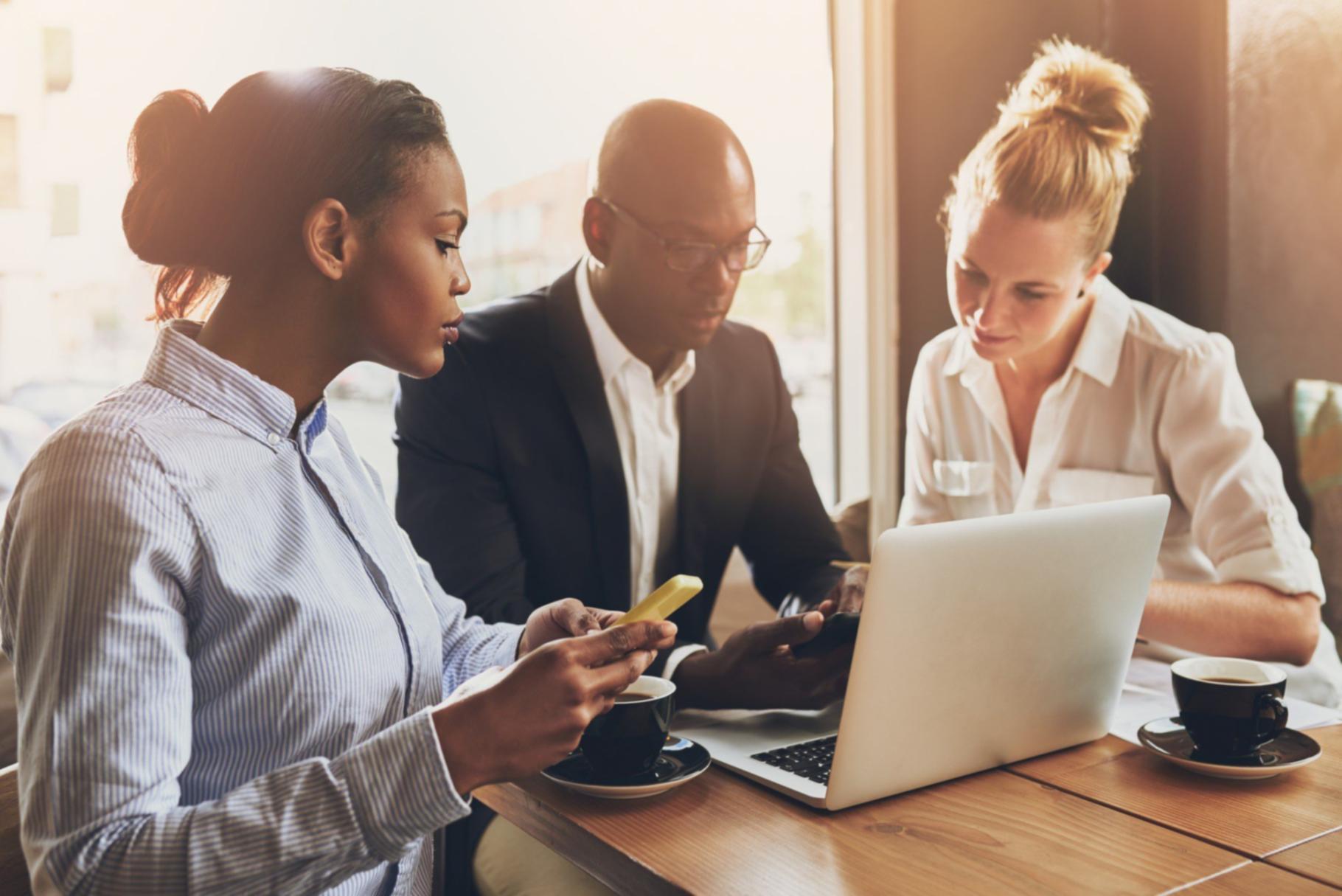 Espace de travail avec ordinateur et outils d'analyse SEO